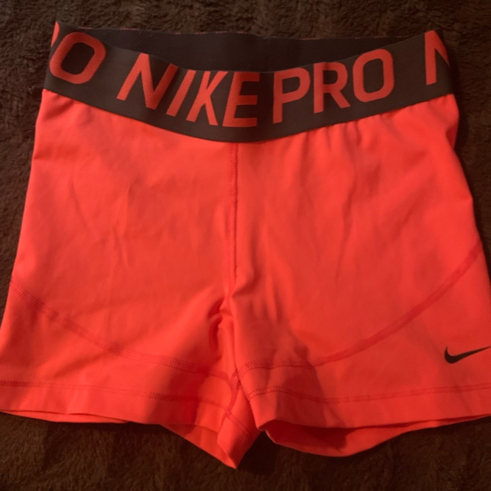 Nike Pro Women’s 3” Shorts in Ember Glow. Size M (8-10).